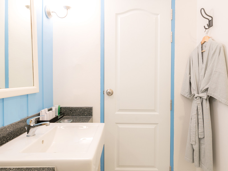 suya dayanıklı banyo kapısı